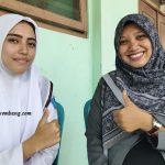 Maryam Musa bersama guru bahasa Indonesia SMK Al-Mubaarok Rembang.