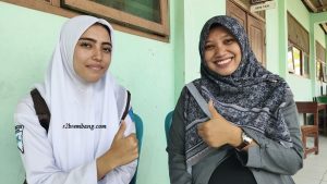 Maryam Musa bersama guru bahasa Indonesia SMK Al-Mubaarok Rembang.