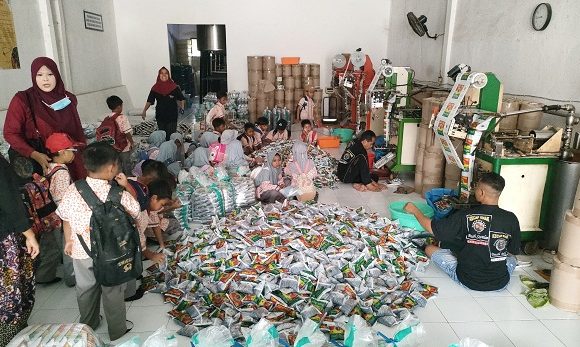 Cara Unik Belajar Ala Siswa SD/SMP Islam Al-Furqon Rembang, Melihat Langsung Pembuatan Kecap Buah Bogor