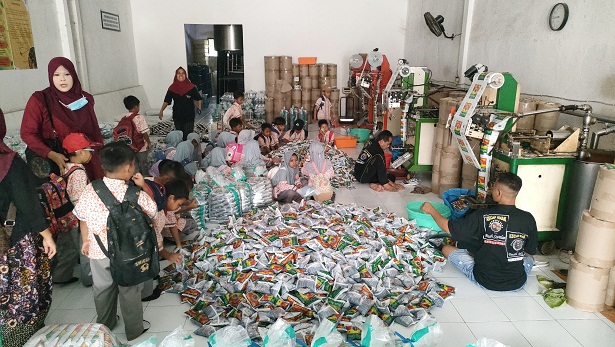 Cara Unik Belajar Ala Siswa SD/SMP Islam Al-Furqon Rembang, Melihat Langsung Pembuatan Kecap Buah Bogor