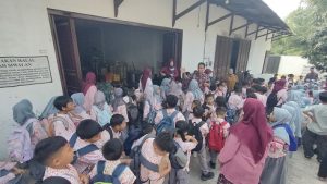 Siswa SD dan SMP Islam Al-Furqon Rembang berkunjung ke pabrik kecap Buah Bogor di Desa Pedak Kecamatan Sulang, Kamis (10 September 2026).