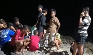 Rekan-rekan korban masih bertahan di pinggir pantai, sebelah timur Desa Jatisari Kecamatan Sluke, Selasa malam (15 September 2026).
