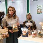 Keripik Ikan Blolok khas dari Kecamatan Kragan, Kabupaten Rembang, pemasarannya merambah ke berbagai daerah. Produk ini turut dipamerkan saat berlangsung kegiatan di Hotel Tentrem Yogyakarta, Kamis 17 September 2026.