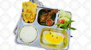 Menu makanan dari SPPG Soditan yang kala itu dibagikan ke SMA N 1 Lasem. Hasil uji laboratorium, nasi disimpulkan mengandung bakteri.