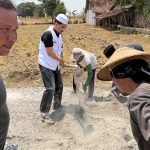 Barisan Pecinta Kiai (BP Kiai) bersama masyarakat melakukan gotong royong pengurukan jalan rusak di Desa Gunungmulyo, Kecamatan Sarang, Rabu (14/10).