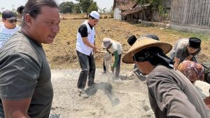 Barisan Pecinta Kiai (BP Kiai) bersama masyarakat melakukan gotong royong pengurukan jalan rusak di Desa Gunungmulyo, Kecamatan Sarang, Rabu (14/10).
