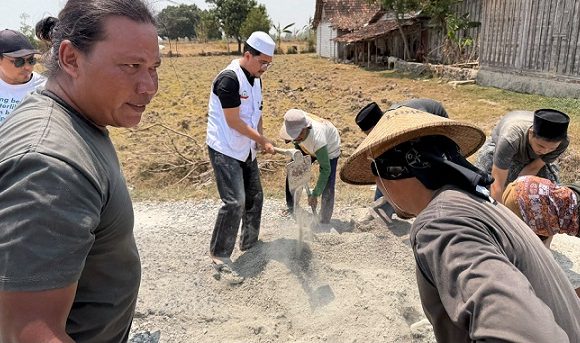 Belasan Tahun Hadapi Jalan Rusak, Barisan Pecinta Kiai Turun Ke Desa Ini