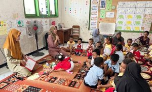 Bidan di Dusun Siwalan Sukun, Desa Dadapan Kecamatan Sedan, Muslimatul Kamilah menyampaikan sosialisasi kepada ibu-ibu.