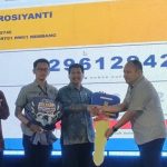 Bupati Rembang, Harno menyerahkan replika kunci mobil, sebagai hadiah utama, kepada pihak Cabang KPO Lasem, untuk diteruskan ke nasabah pemenang.