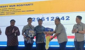 Bupati Rembang, Harno menyerahkan replika kunci mobil, sebagai hadiah utama, kepada pihak Cabang KPO Lasem, untuk diteruskan ke nasabah pemenang.