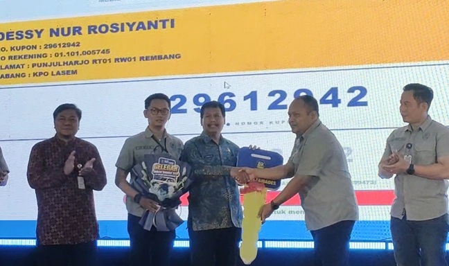 Lebih Dari 36 Juta Nomor Diundi, Inilah Sosok Pemenang Toyota Avanza (Gelegar Undian Tamades BPR BKK Lasem)