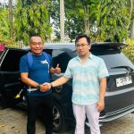 Mantan pelatih kepala Persatu Tuban, Khoirul Anam (kaos biru), foto bersama asisten manajer PSIR Youhan Nugroho.