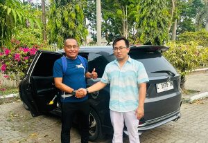 Mantan pelatih kepala Persatu Tuban, Khoirul Anam (kaos biru), foto bersama asisten manajer PSIR Youhan Nugroho.