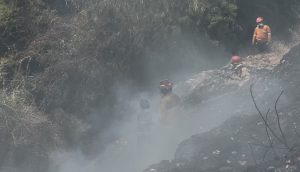 Petugas Damkar Pemkab Rembang berjibaku memadamkan api di TPA Landoh Kecamatan Sulang.