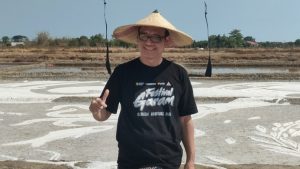 Eggy Yunaedi, tokoh penting di balik lukisan garam terbesar se-Asia di Desa Dasun, Kecamatan Lasem.