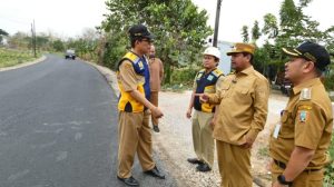 Bupati Rembang, Harno mengecek proyek jalan di Kecamatan Pamotan dan Kecamatan Gunem.