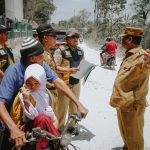 Bupati Rembang, Harno mengecek ruas jalan rusak, antara Krikilan – Sumber - Sekarsari, Senin (05/10).