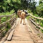 Jembatan darurat yang menghubungkan antara Dusun Kentong dengan Dusun Bancang, kondisinya semakin memprihatinkan. (Pemdes Bancang).