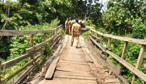 Jembatan darurat yang menghubungkan antara Dusun Kentong dengan Dusun Bancang, kondisinya semakin memprihatinkan. (Pemdes Bancang).