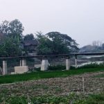 Jembatan Siratal Mustaqim di Desa Sudo, Kecamatan Sulang yang lama, kini dalam proses pembongkaran.