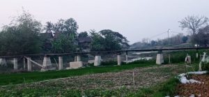 Jembatan Siratal Mustaqim di Desa Sudo, Kecamatan Sulang yang lama, kini dalam proses pembongkaran.