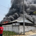 Kebakaran gudang rosok milik Kades Japeledeok Kecamatan Pancur, Minggu siang (11 Oktober 2026).