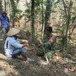 Babinsa Desa Ngajaran, Kecamatan Sale, Koptu Andik berbincang dengan warga setempat, di sela-sela kegiatan TMMD reguler.