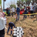 Aparat polisi dan petugas medis memeriksa kondisi mayat wanita di sekitar Embung Rowo Sambongan, Rabu pagi (14 Oktober 2026).
