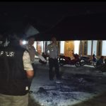 Anggota polisi berada di lokasi kejadian, terkait kasus yang melibatkan warga Desa Logung dengan Desa Logede Kecamatan Sumber.