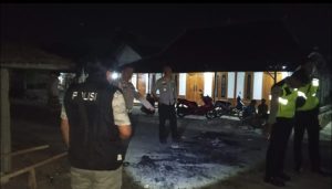 Anggota polisi berada di lokasi kejadian, terkait kasus yang melibatkan warga Desa Logung dengan Desa Logede Kecamatan Sumber. 
