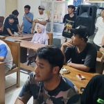 Pemuda warga Desa Logung Kecamatan Sumber berkumpul di Balai Desa setempat, saat bertemu dengan kuasa hukum, Abdul Mun’im, Minggu sore (04 Oktober 2026).
