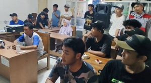 Pemuda warga Desa Logung Kecamatan Sumber berkumpul di Balai Desa setempat, saat bertemu dengan kuasa hukum, Abdul Mun’im, Minggu sore (04 Oktober 2026).