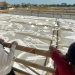 Pengunjung melihat lukisan garam di Desa Dasun, Kecamatan Lasem, Minggu (18 Oktober 2026).
