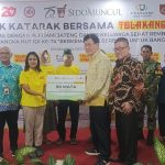 Jajaran Direksi PT Keluarga Sehat Sejahtera & PT Keluarga Sehat Coverall, berfoto bersama perwakilan PT Sido Muncul, saat kegiatan operasi katarak gratis, Sabtu (24/10).