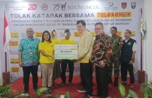Jajaran Direksi PT Keluarga Sehat Sejahtera & PT Keluarga Sehat Coverall, berfoto bersama perwakilan PT Sido Muncul, saat kegiatan operasi katarak gratis, Sabtu (24/10).
