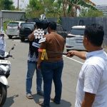 Rekonstruksi (reka ulang adegan) perkelahian antara keponakan vs paman, mengakibatkan sang paman meninggal dunia, Rabu (30/09). Paman diperagakan oleh polisi.