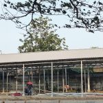 Pekerja menyelesaikan tempat relokasi pedagang Pasar Rembang di bekas Pasar Hewan Sumberjo Rembang, Selasa sore (06 Oktober 2026).
