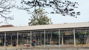 Pekerja menyelesaikan tempat relokasi pedagang Pasar Rembang di bekas Pasar Hewan Sumberjo Rembang, Selasa sore (06 Oktober 2026).