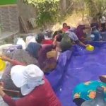 Bantuan air dimasukkan ke dalam gelaran terpal, kemudian dilansir oleh warga Desa Pranti, Kecamatan Sulang, Kabupaten Rembang, Senin (05 Oktober 2026).