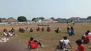 Para pemain PSIR melakukan pendinginan usai latihan, Kamis pagi.