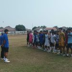 Tim pelatih PSIR Rembang memberikan instruksi kepada para peserta seleksi, Minggu (11/10) pagi.