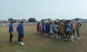 Tim pelatih PSIR Rembang memberikan instruksi kepada para peserta seleksi, Minggu (11/10) pagi.