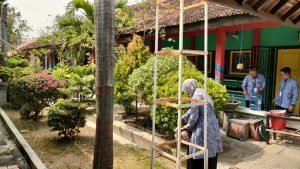 SMP N 1 Pancur mempertahankan lingkungan tetap hijau di tengah musim kemarau.