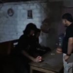 Anggota Resmob Polres Rembang mengiterogasi tersangka pelaku pencuri mesin pompa air, saat penggrebekan.