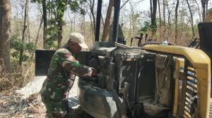 Upaya perbaikan mesin excavator mini di lokasi TMMD Reguler, Desa Ngajaran Kecamatan Sale.
