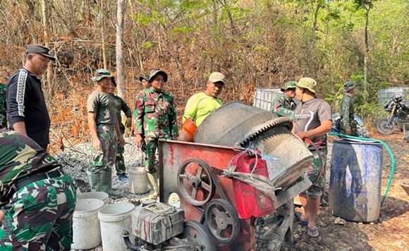 Meski Kejar Target, Namun Budaya Antre Dan Tertib Tetap Dikedepankan (TMMD Reguler Di Desa Ngajaran Kec. Sale)