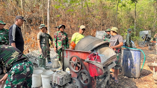 Meski Kejar Target, Namun Budaya Antre Dan Tertib Tetap Dikedepankan (TMMD Reguler Di Desa Ngajaran Kec. Sale)