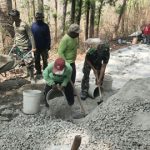 Semangat gotong royong antara anggota TNI dan masyarakat Desa Ngajaran Kecamatan Sale, dalam TMMD Reguler ke-130.