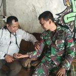 Anggota Satgas TMMD Reguler ke-130 menjalani pemeriksaan kesehatan di sekitar lokasi kegiatan.