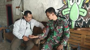 Anggota Satgas TMMD Reguler ke-130 menjalani pemeriksaan kesehatan di sekitar lokasi kegiatan.
